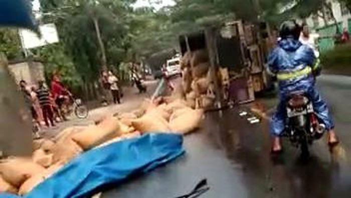 Bus, truk Fuso dan truk tangki terlibat kecelakaan di Jalan Raya Babat-Bojonegoro. Empat orang luka-luka dalam kecelakaan tersebut.