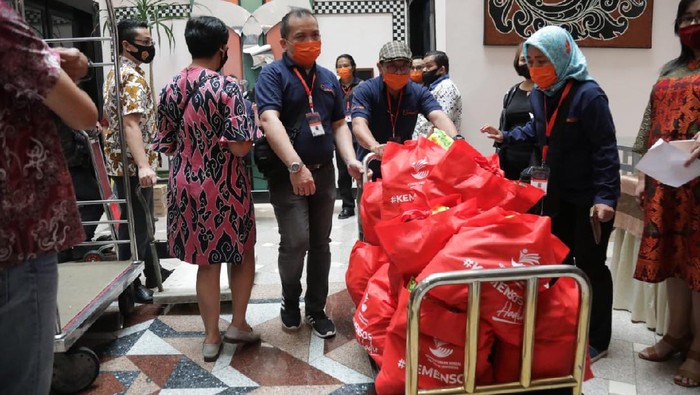 Kemensos memberikan bantuan kepada ribuan karyawan hotel terdampak Corona