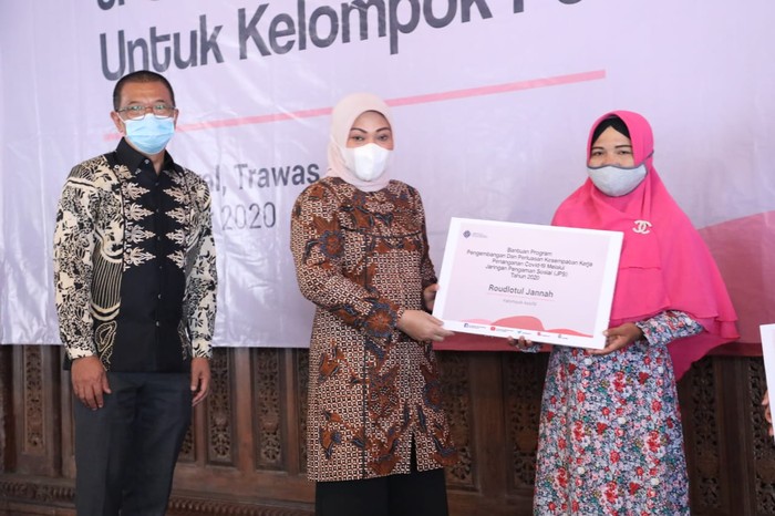 Kemnaker menyerahkan bantuan program Jaring Pengaman Sosial (JPS) COVID-19 untuk tenaga kerja mandiri kelompok perempuan yang berada di Kabupaten Mojokerto.