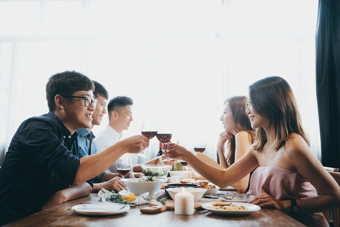 Kencan Buta, Wanita Ini Bawa 23 Teman untuk Ditraktir Makan Sang Pria