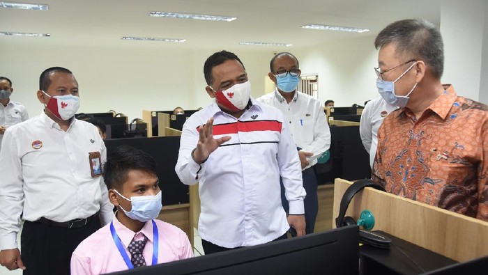 Kepala BP2MI Benny Rhamdani meninjau ujian CBT dan skill tes Korea yang dilaksanakan di UPT BP2MI Jakarta.