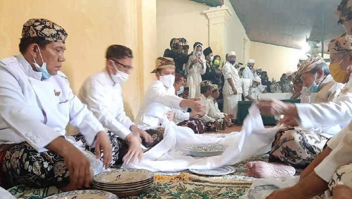 Keraton Kasepuhan Cirebon gelar Siraman Panjang.