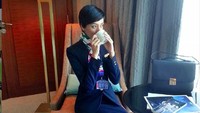 Ia berprofesi sebagai pramugari. Profesinya itu sudah ia jalani selama empat tahun. (Instagram)