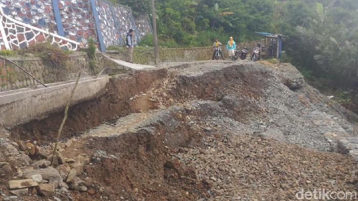Kondisi tanah gerak hingga memutus akses jalan warga di Banjarnegara, Jumat (23/10/2020).