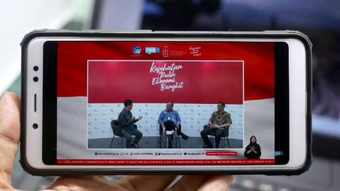 Hengky Manurung, Kasubdit investasi pariwisata Kementerian Pariwisata dan Ekonomi Kireatif (tengah) bersama Maulana Yusran, Sekretaris Jenderal Perhimpunan Hotel dan Restoran Indonesia (kanan) menjadi pembicara dalam Webinar bertema Hibah pariwisata percepat pemulihan pariwisata nasional di Jakarta, Jumat, 23 Oktober 2020.