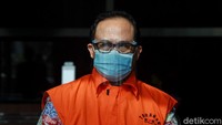 Ketiga tersangka tersebut diduga secara bersama-sama melakukan tindak pidana korupsi memperkaya diri sendiri atau orang lain atau suatu korporasi yang dapat merugikan keuangan negara atau perekonomian negara atau dengan tujuan menguntungkan diri sendiri terkait pelaksanaan pekerjaan subkontraktor yang diduga fiktif pada proyek-proyek yang dikerjakan oleh Divisi III/Sipil/II PT Waskita Karya (Persero) Tbk tahun 2009-2015.