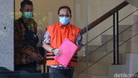 Tersangka mantan Kepala Bagian Pengendalian pada Divisi III/Sipil/II PT Waskita Karya (Persero) Tbk, Jarot Subana menuju mobil tahanan usai menjalani pemeriksaan di gedung KPK, Jakarta, Jumat (23/10/2020)