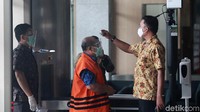 Seperti diketahui, dalam kasus ini KPK menetapkan 7 orang sebagai tersangka, salah satunya adalah Ismunandar.