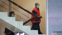 Ketujuh tersangka dijerat karena terjaring operasi tangkap tangan KPK.  KPK mengatakan total uang disita dalam OTT itu senilai Rp 170 juta dan beberapa tabungan dengan total saldo sekitar Rp 4,8 miliar. Penerimaan suap itu diduga terkait sejumlah pembangunan proyek infrastruktur di Kutai Timur tahun 2019-2020.