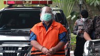 Bupati Kutai Timur nonaktif Ismunandar tiba di gedung KPK untuk menjalani pemeriksaan di Jakarta, Jumat (23/10/2020).