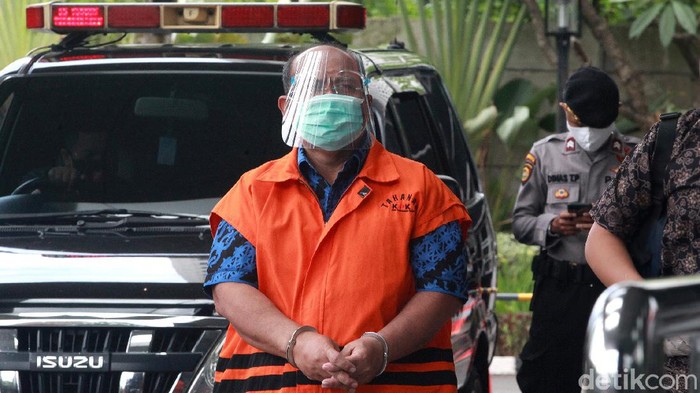 KPK Kembali Periksa Bupati Kutai Timur Nonaktif Ismunandar Bupati Kutai Timur Nonaktif Ismunandar kembali diperiksa KPK. Ia diperiksa dalam penyidikan kasus dugaan korupsi pengerjaan infrastruktur di Pemkab Kutai Timur.
