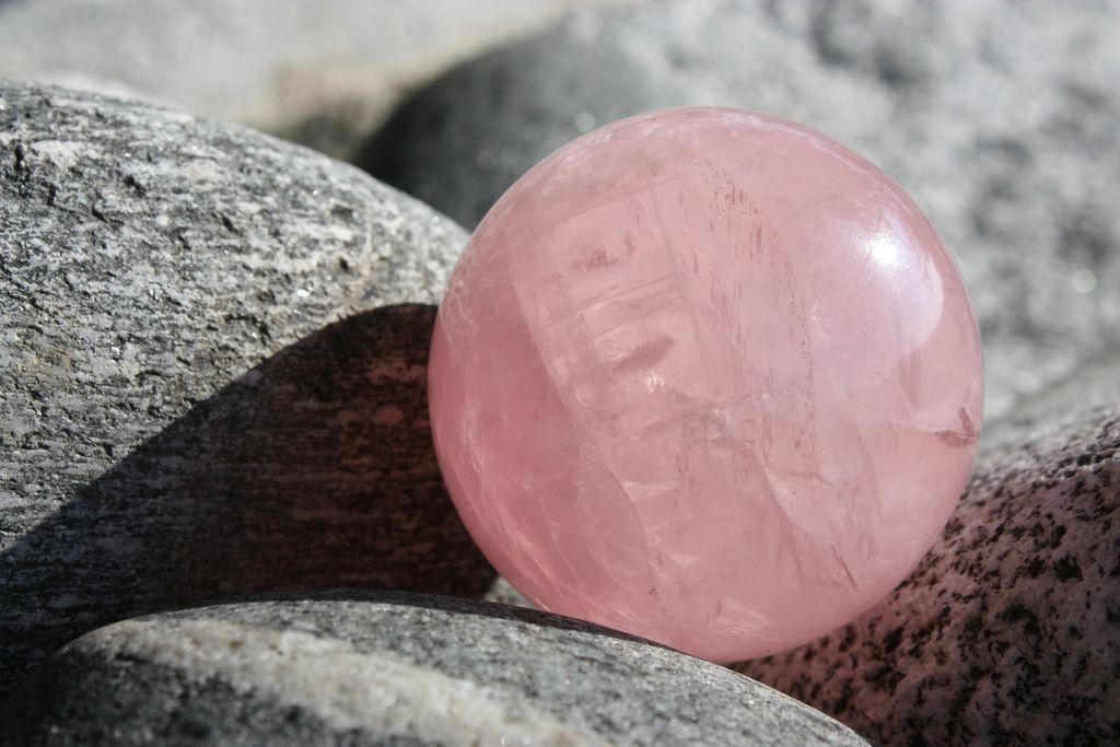 Kuarsa mawar (Rose Quartz). (Image by Hans-August Beer from Pixabay)