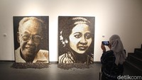 Saat detikTravel menyambagi ke sana terdapat hasil karya Eddy Sasonto terpangpang disetiap penjuru ruangan. Setiap hasil karya memiliki daya tarik tersendiri misalnya seperti lukisan R.A Kartini dan Pramodya Ananta Toer, Eddy Sasonto membuatnya dengan menggunakan serpihan huruf-huruf kapital berbahan dasar kayu.