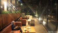Di lantai dua Lawang Wangi Creative Space, traveler juga akan menemukan cafe Colaborea. Di sana terdapat berbagai macam menu makanan dan minuman. 