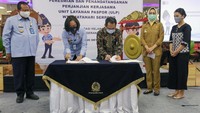Direktur Mal WTC Matahari Serpong Dedy Lumintang menandatangani naskah kerja sama dengan Kepala Imigrasi Kelas I Non TPI Tangerang Felucia Sengky Ratna, disaksikan Direktur Kerjasama Keimigrasian Direktorat Jenderal Imigrasi Rochadi Iman Santoso dan Walikota Tangerang Selatan Airin Rachmi Diany.