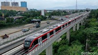 LRT Jabodebek ditargetkan beroperasi pada pertengahan tahun 2022 untuk melayani kebutuhan transportasi masyarakat di wilayah ibu kota dan sekitarnya. Tri Aljumanto/detikcom.