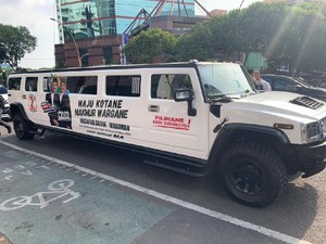 Wow! Hummer Limousine Dokter Gigi Jadi Banner Berjalan Machfud-Mujiaman