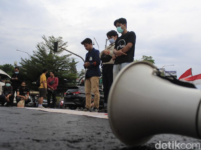 Mahasiswa blokade perempatan pasteur Bandung