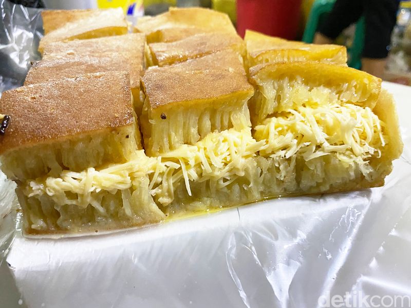 Martabak Bangka Afo Manis Legit di Bogor Dipanggang Menggunakan Arang