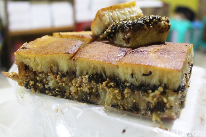 Manis Legit Martabak Bangka Afo di Bogor yang Dipanggang Pakai Arang