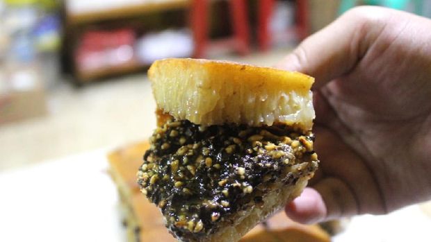 Manis Legit Martabak Bangka Afo di Bogor yang Dipanggang Pakai Arang