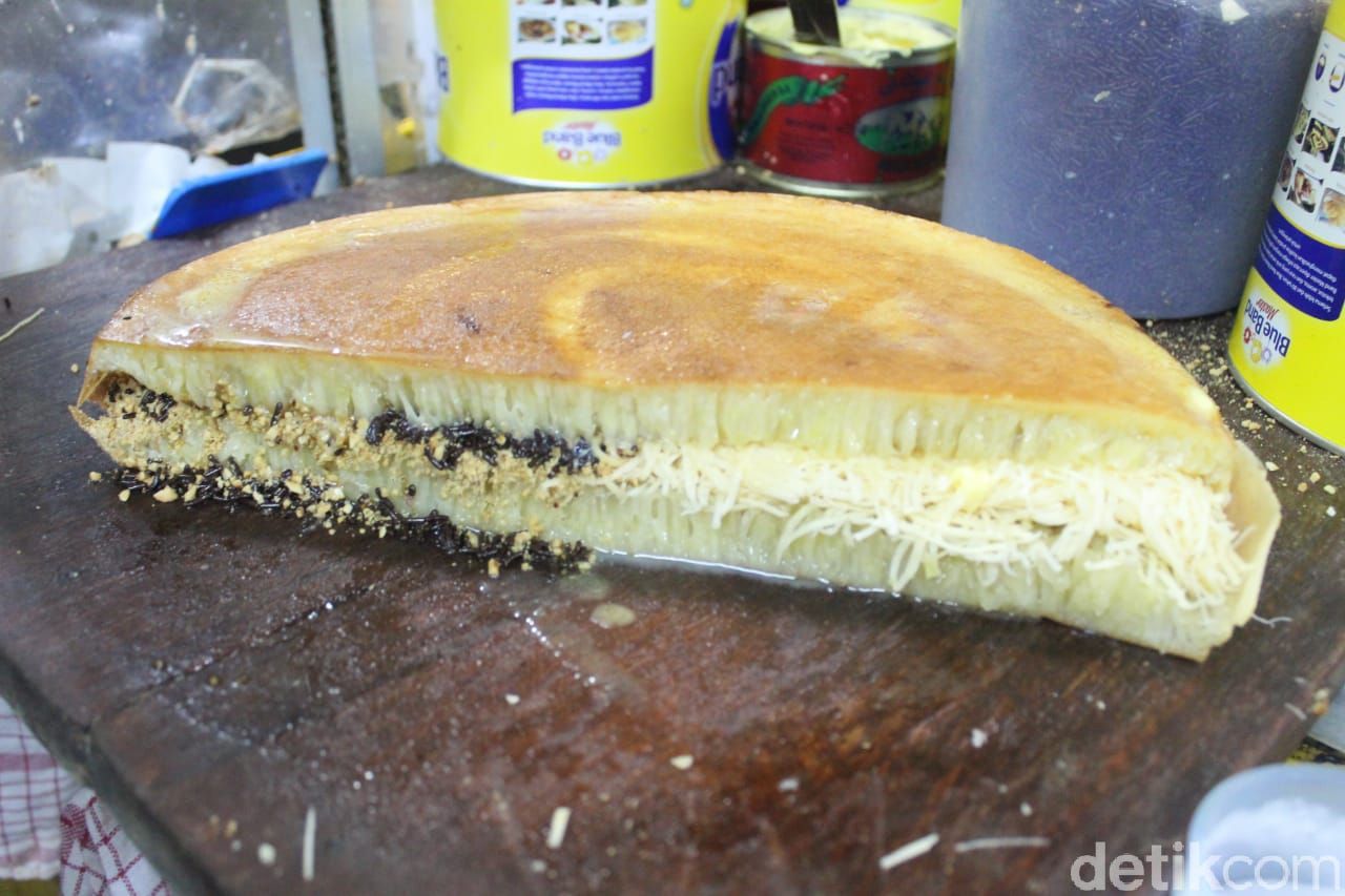 Manis Legit Martabak Bangka Afo di Bogor yang Dipanggang Pakai Arang