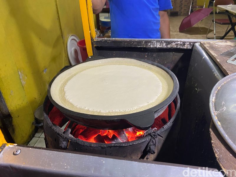 Manis Legit Martabak Bangka Afo di Bogor yang Dipanggang Pakai Arang