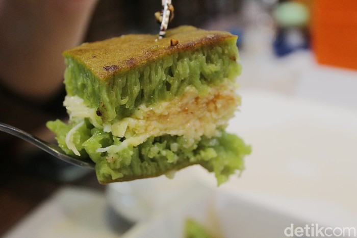 Martabak Kiki : Lembut Wangi Martabak Hijau Langganan Jokowi