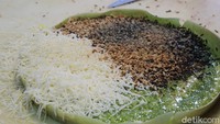 Salah satu yang menarik ada martabak varian pandan suji yang berwarna hijau. Isiannya diisi dengan cokelat dan cokelat kacang. Foto: detikFood/Riska Fitria