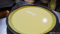 Ada banyak varian martabak yang ditawarkan di gerai ini. Mulai dari martabak manis klasik dan kekinian, hingga martabak telur. Foto: detikFood/Riska Fitria