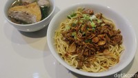 Selain menu martabak, gerai ini juga menawarkan menu lainnya, seperti mie ayam dan bakso yang tak kalah enak. Foto: detikFood/Riska Fitria