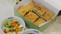 Salah satu variannya ada martabak telur kornet. Isiannya daging sapinya diberikan melimpah. Foto: detikFood/Riska Fitria
