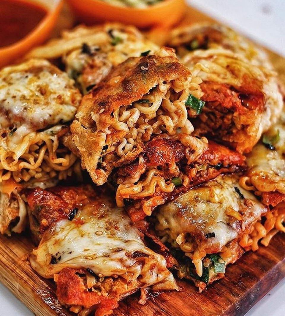 Huaah! 5 Gerai Martabak Samyang yang Siap Membakar Lidah