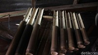 Tempat ini juga menjual angklung.