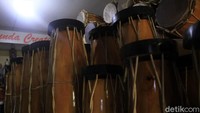 Gendang atau Kendhang merupakan salah satu alat bunyi-bunyian berupa kayu bulat panjang. Di dalamnya terdapat rongga dan salah satu lubangnya atau keduanya diberi kulit.