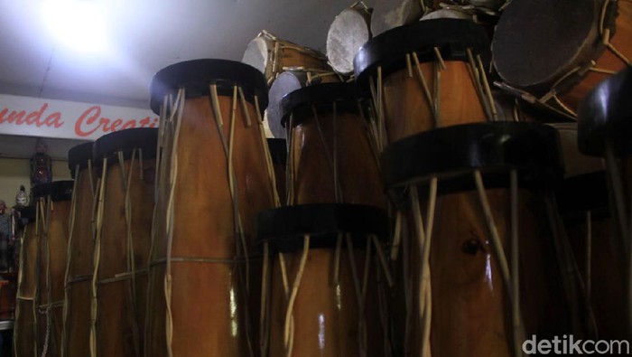 Melihat Produksi Gendang yang Bertahan di Tengah Pandemi Penjualan gendang ikut terdampak pandemi COVID-19. Seperti yang dialami perajin gendang Sunda Creative, Danang (32). Mereka mereka mencoba terus bertahan.