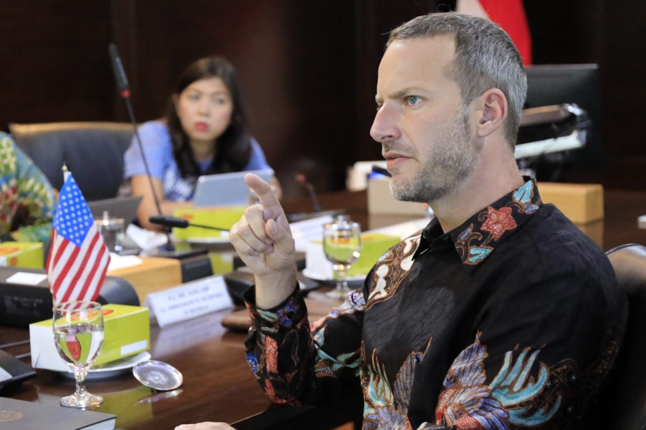 The Coordinating Minister for Maritime Affairs and Investments, Luhut Binsar Pandjaitan, met with the Executive Director (CEO) of the United States' International Development Finance Corporation (IDFC), Adam S. Boehler, in Jakarta on Friday (23 / 10).  (Doc. Kemenkomarves)