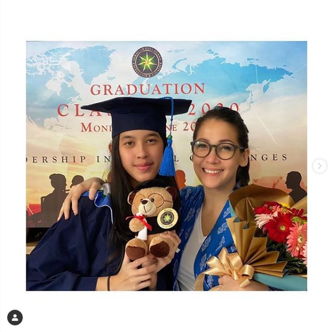 Mieke Amalia berpose bersama putrinya Queena Miendra yang lulus SMA. Kecantikan Mieke saat berfoto dengan putri sulungnya ini pun dipuji netizen. Mamahnya masih awet muda sekali, tulis netizen di Instagram Mieke Amalia. Kayak kakak adik sama2 cantik, tulis netizen lainnya. Foto: Instagram @mieke_amalia