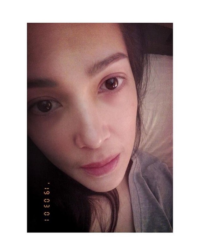 Kalau ini wajah Mieke Amalia tanpa bulu mata palsu. Kata Mieke, dia tidak bisa hidup tanpa bulu mata palsu. Namun meski tanpa bulu mata palsu, pesona kecantikannya tetap tidak luntur ya.Foto: Instagram @mieke_amalia