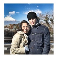 Setelah banyak drama terkait cinta terlarang mereka, Mieke Amalia dan Tora Sudiro akhirnya menikah pada 29 Desember 2009. Pernikahan mereka dikarunia seorang putri bernama Jenaka Mahila Sudiro. Foto: Instagram @mieke_amalia