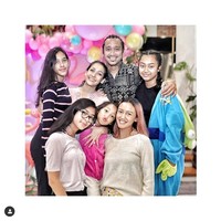 Mieke Amalia menyandang status sebagai ibu tiri setelah dinikahi Tora Sudiro pada 2009. Mieke pun menjadi ibu tiri bagi dua anak kandung Tora dari pernikahan sebelumnya yaitu Nayara dan Nabila Sudiro. Meski berstatus ibu tiri, Mieke dekat dengan anak-anak Tora. Mereka jauh dari pemberitaan miring dan kerap mengunggah foto kebersamaan di mereka di media sosial. Foto: Instagram @mieke_amalia