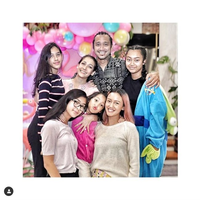 Inilah kebersama Mieke Amalia dan lima anaknya. Dari pernikahannya dengan Tora, Mieke dikaruniai seorang putri bernama Jenaka. Sedangkan dari pernikahannya sebelumnya, dia melahirkan dua anak yang kini sudah beranjak dewasa yaitu Queena Miendra dan Kayra Miendra. Sedangkan dari Tora Sudiro, dia memiliki dua anak tiri yaitu Azzahra Nabila Sudiro dan Nayara Kanahaya Sudiro.Foto: Instagram @mieke_amalia