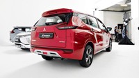 Secara desain eksterior, tetap menggunakan fascia Dynamic Shield yang sudah menjadi identitas global Mitsubishi. Lampu depannya menggunakan LED dan lampu belakangnya juga pakai teknologi LED dengan iluminasi L. Yang membedakan dengan versi Indonesia, Xpander Malaysia dibekali emblem MIVEC di pintu bagasi belakang. Foto: Mekanika