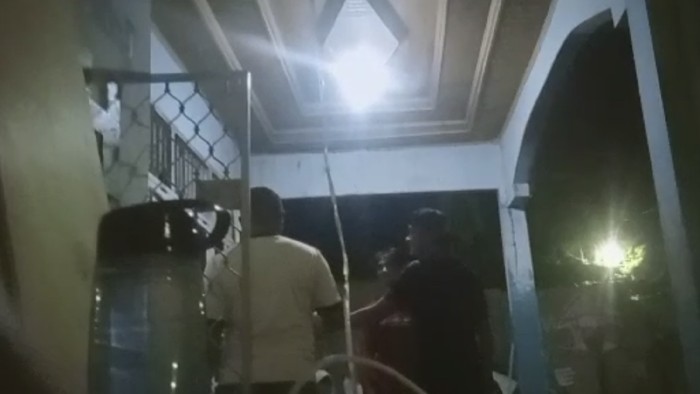 Momen oknum sekuriti di Makassar mabuk bawa pistol ke sekretariat Perma UIN Makassar (dok. Istimewa).
