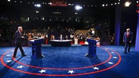 Kedua Capres langsung menempati podium masing-masing begitu memasuki panggung debat. Biden tampak masih memakai masker saat memasuki arena debat, sebelum akhirnya mencopot maskernya saat berdiri di podium.