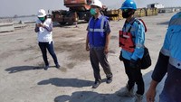Pada proyek JIIPE, PT Indra Karya (Persero) melalui Unit Operasinya Divisi Engineering III berperan sebagai Konsultan Manajemen Konstruksi dan Supervisi pekerjaan proyek pengembangan pelabuhan/dermaga di kawasan tersebut.