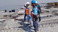 Progress pembangunan dermaga yang telah mencapai 75% dan terus dikejar pengerjaannya agar selesai sesuai dengan target yang ditentukan.