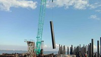 Pengerjaan proyek pengembangan JIIPE ini terjalin melalui kolaborasi BUMN antara Kontraktor dan Konsultan BUMN, bertindak sebagai kontraktor pada pengerjaan pembangunan fisik perpanjangan dan pelebaran dermaga ini dilakukan oleh PT Adhi Karya (Persero) Tbk. Selain itu, PT Boma Bisma Indra (Persero) juga terlibat dalam pekerjaan pemenuhan kebutuhanoperasional, spareparts dan alat bantu.