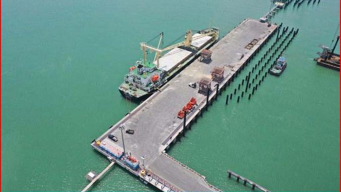 Proyek pelebaran dermaga pelabuhan pada kawasan industri JIIPE di Manyar, Kabupaten Gresik, Jawa Timur, terus dikebut. Proyek ini ditarget kelar Juni tahun 2021.