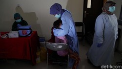Sejumlah anak mendapat imunisasi di kawasan Pademangan Timur, Jakut. Pemberian imunisasi itu rangkaian acara BIAS (Bulan Imunisasi Anak Sekolah).